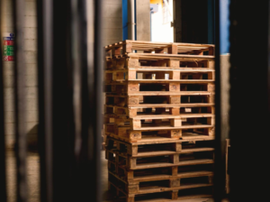 Palés de plástico frente a palés de madera: diferencias y comparaciones clave