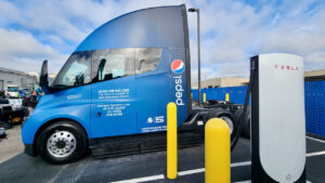 Tesla entrega una flota de semirremolques a las instalaciones de Pepsi en California