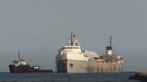 El Laker más antiguo de Canadá remolcado a puerto con futuro incierto después de un incendio