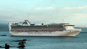 Pasajeros reunidos después del incendio a bordo del crucero P&O