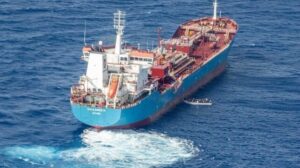 Petrolero de productos italianos actúa para salvar a 70 personas de un barco a la deriva