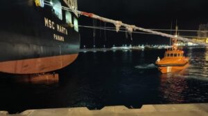 Polizones encontrados tirados sobre el timón de un portacontenedores de MSC después de un viaje de 2700 millas náuticas