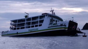 La Guardia Costera de Filipinas responde a los transbordadores con uno encallado y listado