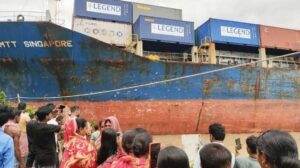 Video: Containership Runs Aground Becoming Tourist Attraction in India