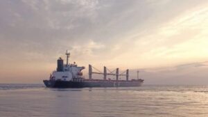 Bulker fletado por Cargill levemente dañado por una probable mina del Mar Negro