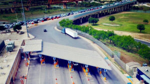 Una nueva oleada de inmigrantes obliga al cierre del puente fronterizo de Texas