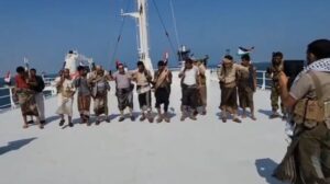 Un transportista de automóviles secuestrado se convierte en una atracción turística para los influyentes hutíes