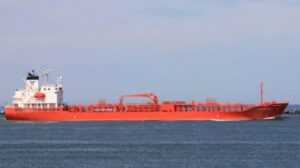 Un petrolero de propiedad noruega es golpeado mientras los ataques al transporte marítimo en el Mar Rojo continúan aumentando