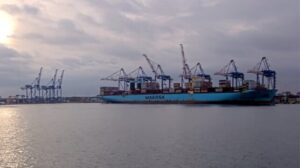 Actualizado: El “océano de zapatos” se limpia mientras Mayview Maersk reanuda la navegación