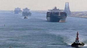 El volumen del Canal de Suez se redujo en una cuarta parte en la segunda quincena de diciembre