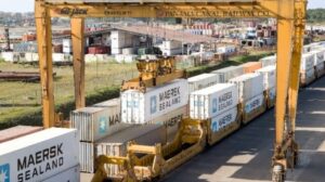 Maersk enviará cajas por tierra para evitar retrasos en el Canal de Panamá