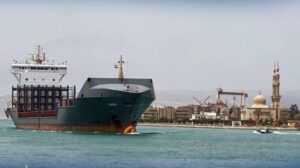 Canal de Suez niega rumor de suspensión de tránsitos tras ataques en el Mar Rojo