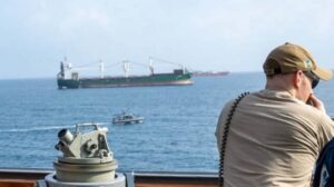 Se recomienda a todos los barcos que eviten el Mar Rojo, mientras los hutíes prometen represalias por los ataques