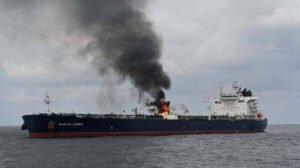 Fotos: Incendio a bordo de un petrolero alcanzado por un misil hutí