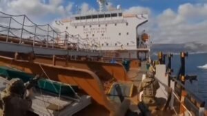 Video: Tropas griegas abordan un petrolero y arrestan a un capitán acusado de “secuestro”