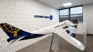 El beneficio operativo de Kuehne+Nagel se reducirá un 50% en 2023