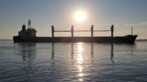 Los piratas quieren 5 millones de dólares y amenazan con matar a la tripulación mientras el granelero es llevado a Somalia