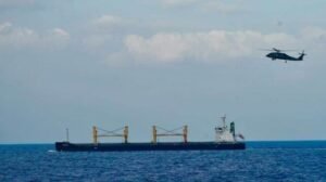 Los piratas permiten que la tripulación de Abdullah llame a casa, pero trasladan el barco hacia la costa