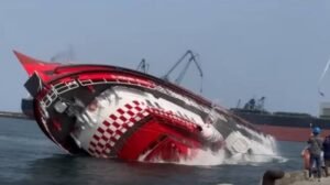 Vídeo: El barco de bomberos autoadrizable más grande del mundo rueda como un juguete para la bañera