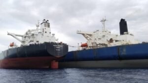 Petrolero ruso traslada petróleo al notorio petrolero en la sombra para evitar sanciones