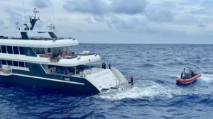 La Guardia Costera de EE.UU. remolca un superyate averiado durante 28 horas
