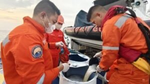 Filipinas trabaja para limpiar derrame de petróleo mientras se planifica rescate de petrolero perdido