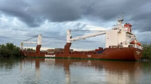 Un buque de carga se queda atrapado en la vía marítima del río San Lorenzo