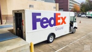 FedEx dice que la incertidumbre económica desaceleran los paquetes y la demanda de flete