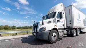 Las existencias de LTL ensangrentadas después del día de la liberación, estimaciones recortadas antes de los informes del primer trimestre