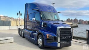 El nuevo camión Mack Long-Haul realiza una gran entrada en oferta por participación en el mercado