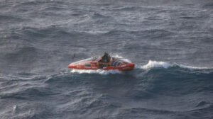 El chino Bulker rescata a Rower/Adventurer en el día 115 a medida que falla el equipo