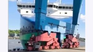 VIDEO: CMA CGM Feeder llega al muelle y una grúa que llega a Hamburgo