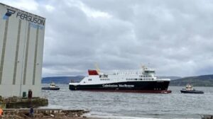 Más retrasos y excesos de costos para el ferry escocés con problemas Glen Rosa