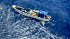 USCG rescata a dos marineros desaparecidos por más de 100 horas