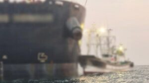 El barco de pesca choca con el barco de carga después de establecer el piloto automático incorrectamente