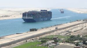 Primer gran tránsito de boxship Suez Canal en 15 meses