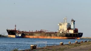 Polonia tiene éxito después de ocho años para deshacerse de un petrolero ruso abandonado