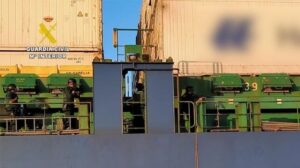 La policía española detiene el barco mientras el cartel de las drogas intenta robar el envío de cocaína