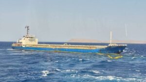 Barco de carga evacuado después de conectar a Creta