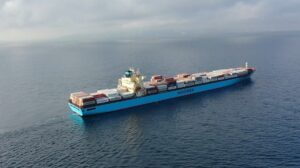 Los equipos de bomberos externos llegan a Marie Maersk fuera de África