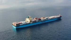 Marie Maersk de vuelta en marcha para obtener ayuda adicional con el incendio del contenedor