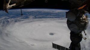 Typhoon Ragasa interrumpe el envío en el sur de China