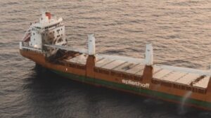 La tripulación rescatada como el barco de carga holandés permanece a la deriva de Yemen