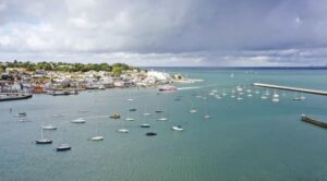 Buque de carga se desmaya y golpea embarcaciones privadas que llegan a Cowes