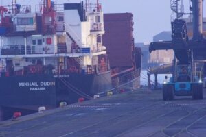 Greenpeace Francia fotografía uranio cargado en un barco para exportarlo a Rusia