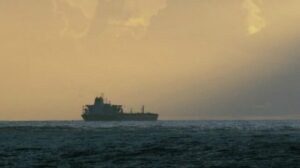 Informe: Destructor estadounidense bloquea ruta de petrolero en la sombra sancionado hacia Venezuela