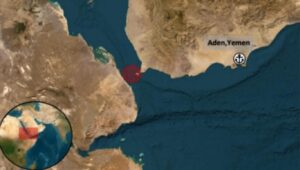 Bulker intercambia disparos con esquifes frente a Yemen