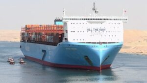 El primer buque insignia de la cooperación Maersk-Gemini transita por el Canal de Suez