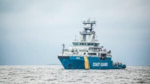 Suecia acusa a dos personas en un caso de contaminación por petróleo mientras se investiga al petrolero en la sombra